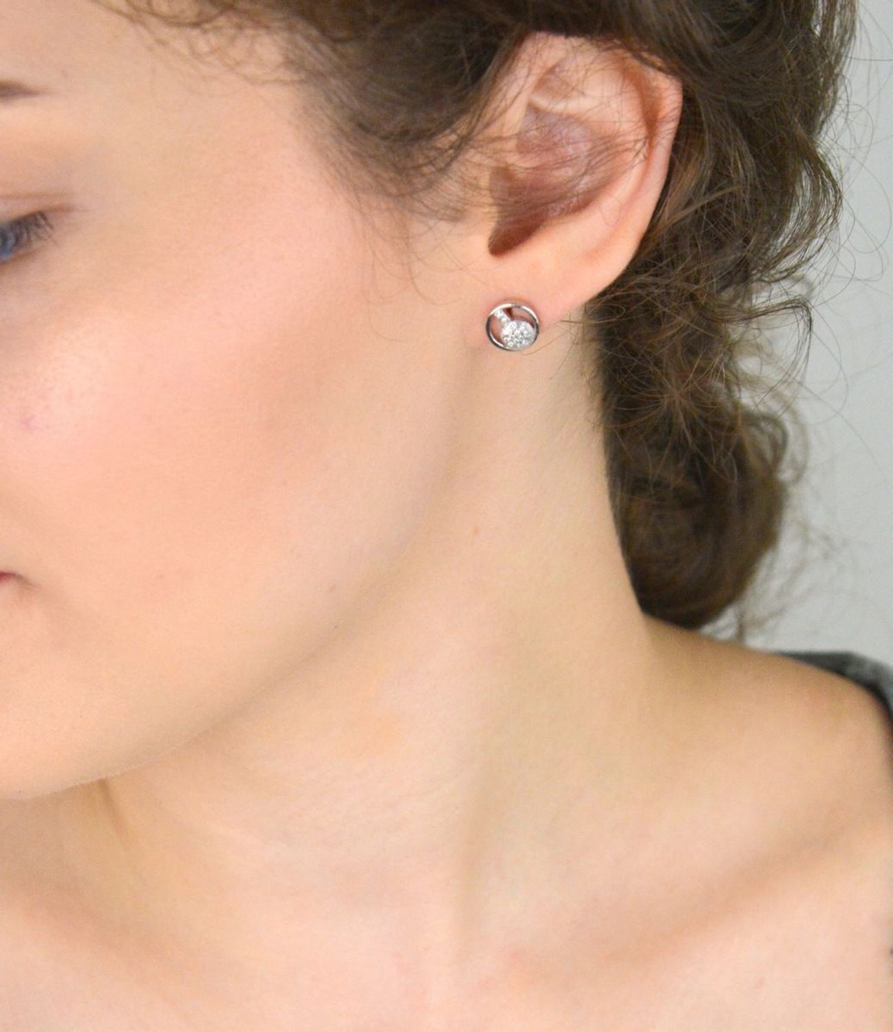 Eleganckie kolczyki damskie ze srebra próby 925, okrągłe, zdobione cyrkoniami. Model DIA-KLC-6847-925, 9 mm, zapięcie na sztyft, waga 2 g.1.jpg