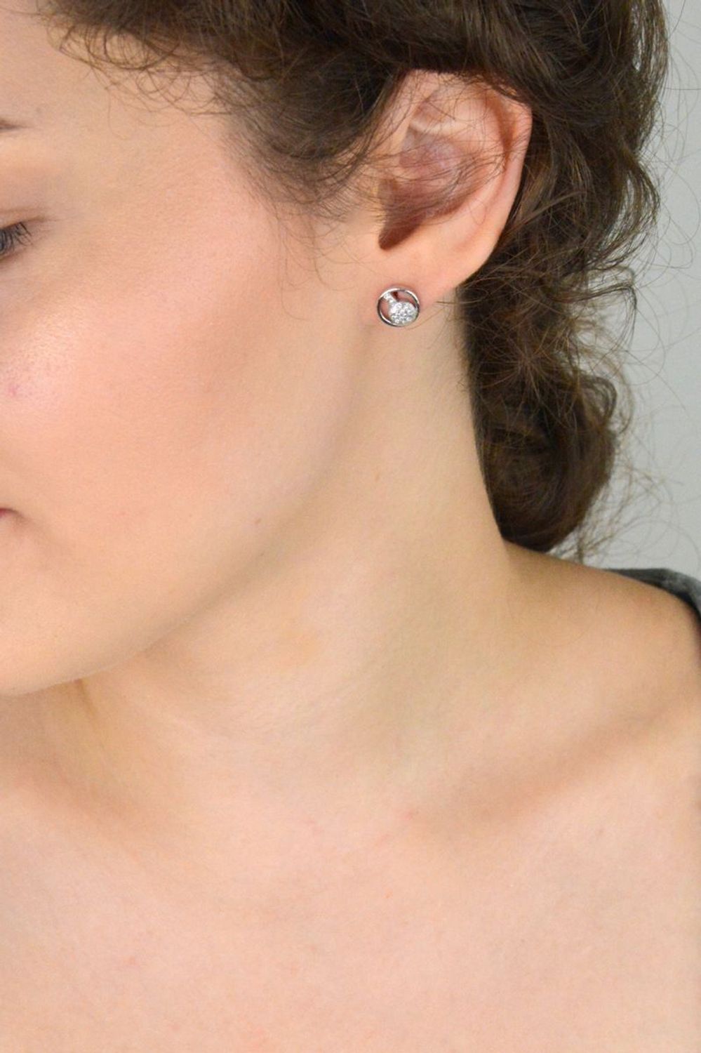 Eleganckie kolczyki damskie ze srebra próby 925, okrągłe, zdobione cyrkoniami. Model DIA-KLC-6847-925, 9 mm, zapięcie na sztyft, waga 2 g.1.jpg