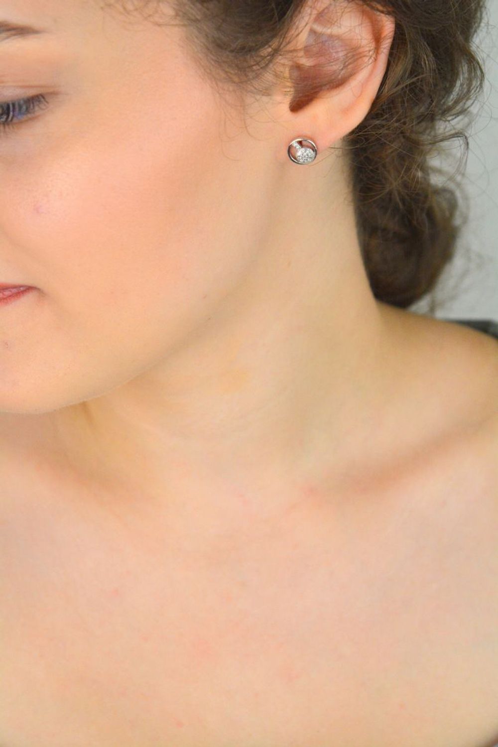 Eleganckie kolczyki damskie ze srebra próby 925, okrągłe, zdobione cyrkoniami. Model DIA-KLC-6847-925, 9 mm, zapięcie na sztyft, waga 2 g.1.jpg