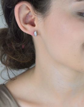 Eleganckie srebrne kolczyki damskie w kształcie łezki, wysadzane błyszczącą cyrkonią. Wykonane ze srebra 925, idealne na prezent. Bezpieczne zapięcie na sztyft. Sprawdź! (1).JPG