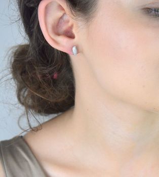Eleganckie srebrne kolczyki damskie w kształcie łezki, wysadzane błyszczącą cyrkonią. Wykonane ze srebra 925, idealne na prezent. Bezpieczne zapięcie na sztyft. Sprawdź! (2).JPG