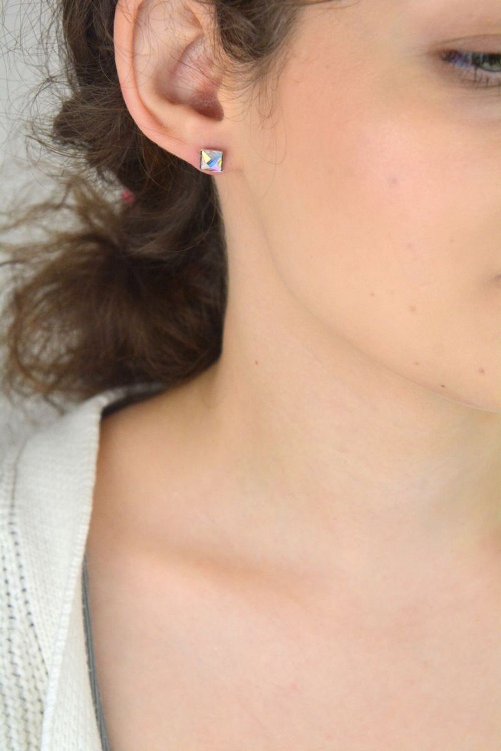 Kolczyki damskie srebrne 925 – DIA-KLC-6855-925. Kwadratowe kolczyki z opalizującą cyrkonią o wielkości 7 mm, zapięcie sztyft. Subtelny blask i nowoczesna elegancja – idealne na każdą okazję.1.jpg