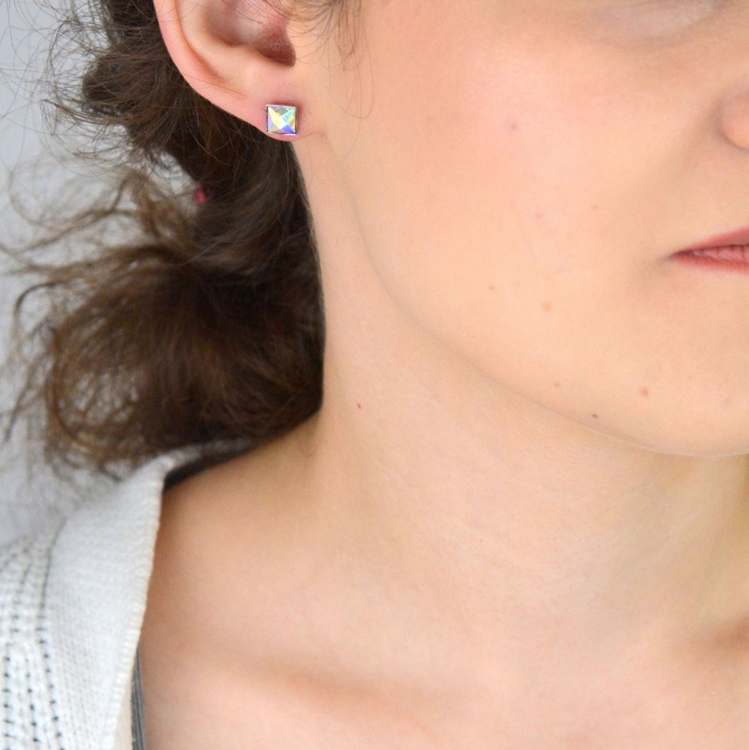 Kolczyki damskie srebrne 925 – DIA-KLC-6855-925. Kwadratowe kolczyki z opalizującą cyrkonią o wielkości 7 mm, zapięcie sztyft. Subtelny blask i nowoczesna elegancja – idealne na każdą okazję.1.jpg