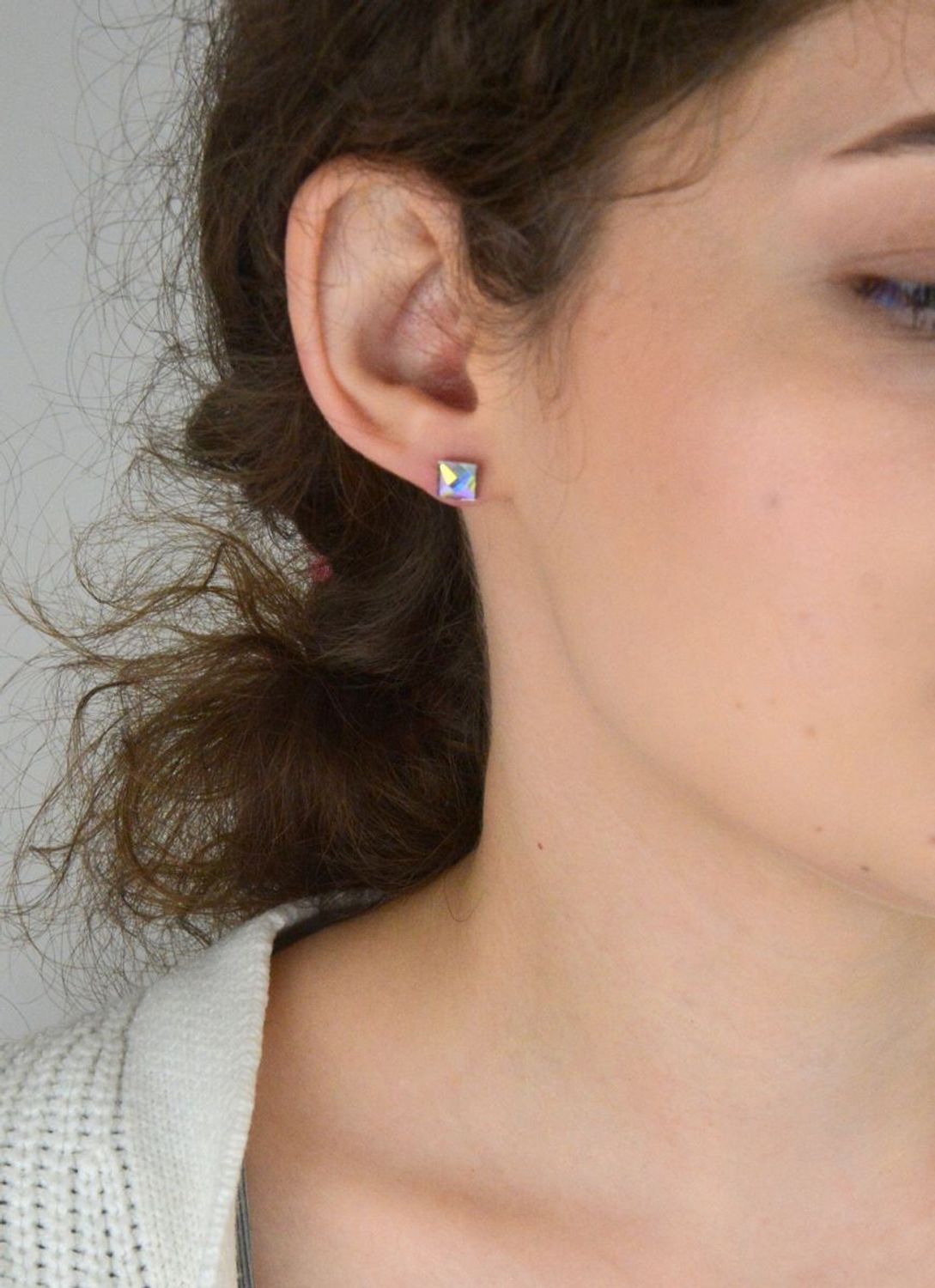 Kolczyki damskie srebrne 925 – DIA-KLC-6855-925. Kwadratowe kolczyki z opalizującą cyrkonią o wielkości 7 mm, zapięcie sztyft. Subtelny blask i nowoczesna elegancja – idealne na każdą okazję.1.jpg