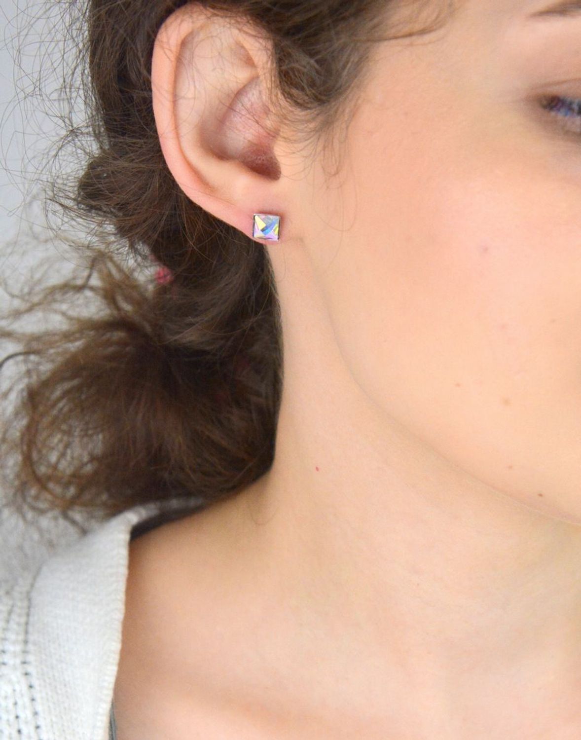 Kolczyki damskie srebrne 925 – DIA-KLC-6855-925. Kwadratowe kolczyki z opalizującą cyrkonią o wielkości 7 mm, zapięcie sztyft. Subtelny blask i nowoczesna elegancja – idealne na każdą okazję.1.jpg