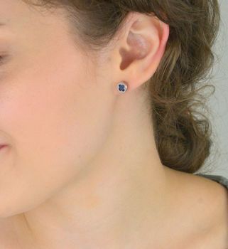 Srebrne kolczyki 925 z motywem koniczynki i granatową cyrkonią. Okrągłe, o wielkości 6 mm, zapięcie na sztyft. Model DIA-KLC-6856-925 – stylowy symbol szczęścia (1).JPG