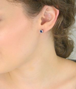 Srebrne kolczyki 925 z motywem koniczynki i granatową cyrkonią. Okrągłe, o wielkości 6 mm, zapięcie na sztyft. Model DIA-KLC-6856-925 – stylowy symbol szczęścia (2).JPG