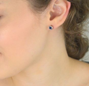 Srebrne kolczyki 925 z motywem koniczynki i granatową cyrkonią. Okrągłe, o wielkości 6 mm, zapięcie na sztyft. Model DIA-KLC-6856-925 – stylowy symbol szczęścia (3).JPG