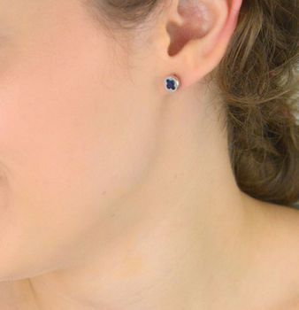 Srebrne kolczyki 925 z motywem koniczynki i granatową cyrkonią. Okrągłe, o wielkości 6 mm, zapięcie na sztyft. Model DIA-KLC-6856-925 – stylowy symbol szczęścia (4).JPG