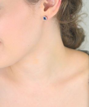 Srebrne kolczyki 925 z motywem koniczynki i granatową cyrkonią. Okrągłe, o wielkości 6 mm, zapięcie na sztyft. Model DIA-KLC-6856-925 – stylowy symbol szczęścia (5).JPG