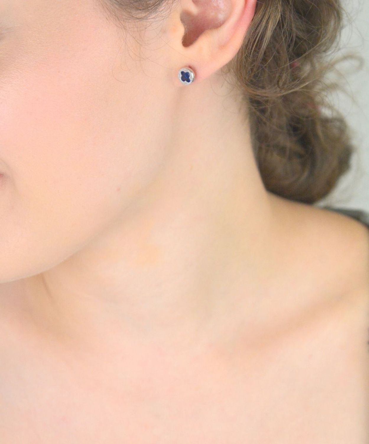 Srebrne kolczyki 925 z motywem koniczynki i granatową cyrkonią. Okrągłe, o wielkości 6 mm, zapięcie na sztyft. Model DIA-KLC-6856-925 – stylowy symbol szczęścia.1.jpg