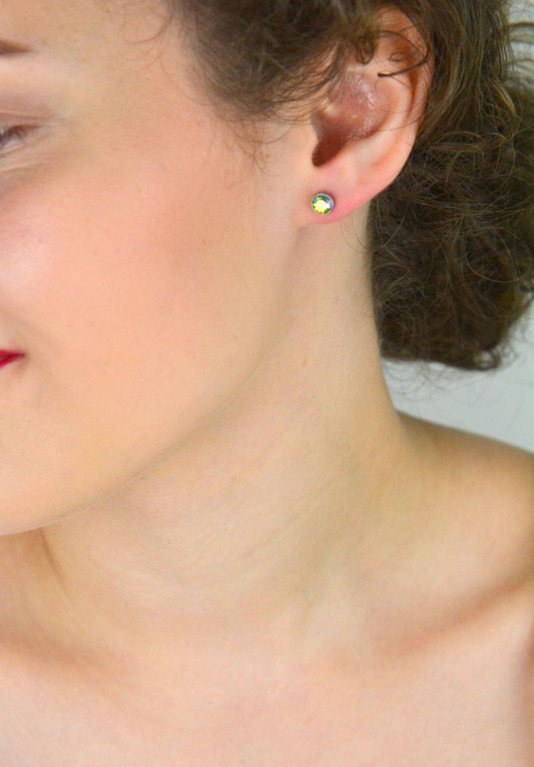 Kolczyki srebrne 925 z opalizującym kryształem Swarovski. Model DIA-KLC-6858-925, 6 mm, zapięcie na sztyft. Elegancja i blask w jednym!1.jpg