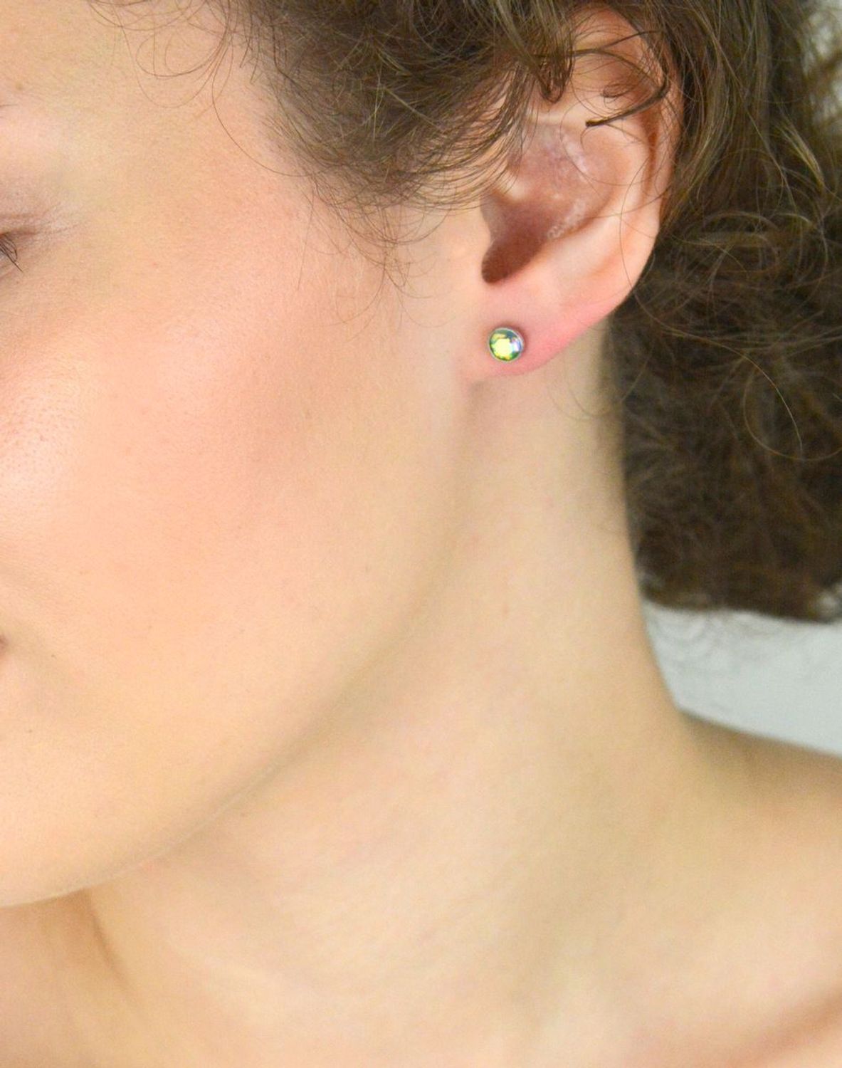 Kolczyki srebrne 925 z opalizującym kryształem Swarovski. Model DIA-KLC-6858-925, 6 mm, zapięcie na sztyft. Elegancja i blask w jednym!1.jpg