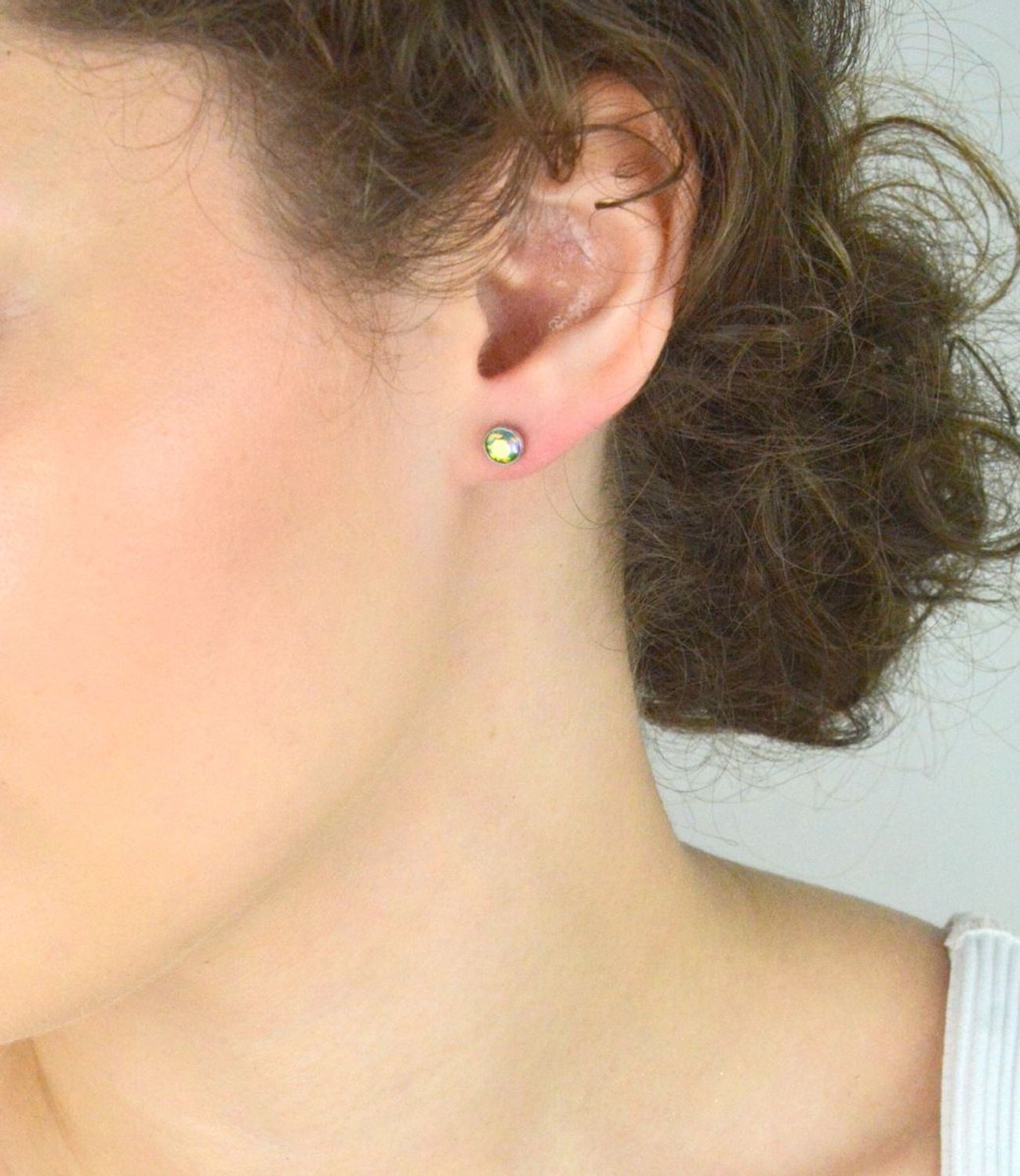 Kolczyki srebrne 925 z opalizującym kryształem Swarovski. Model DIA-KLC-6858-925, 6 mm, zapięcie na sztyft. Elegancja i blask w jednym!1.jpg