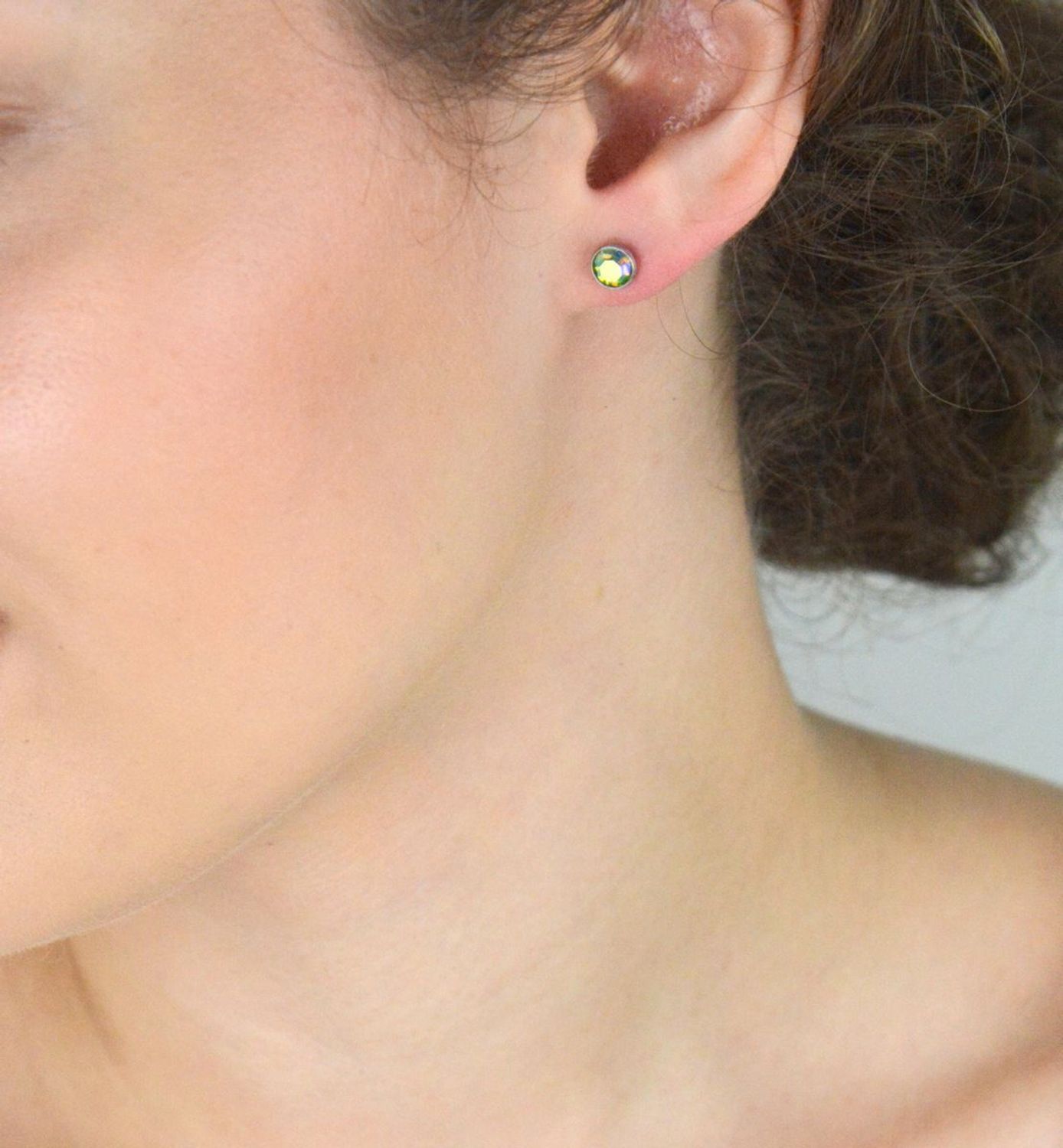 Kolczyki srebrne 925 z opalizującym kryształem Swarovski. Model DIA-KLC-6858-925, 6 mm, zapięcie na sztyft. Elegancja i blask w jednym!1.jpg