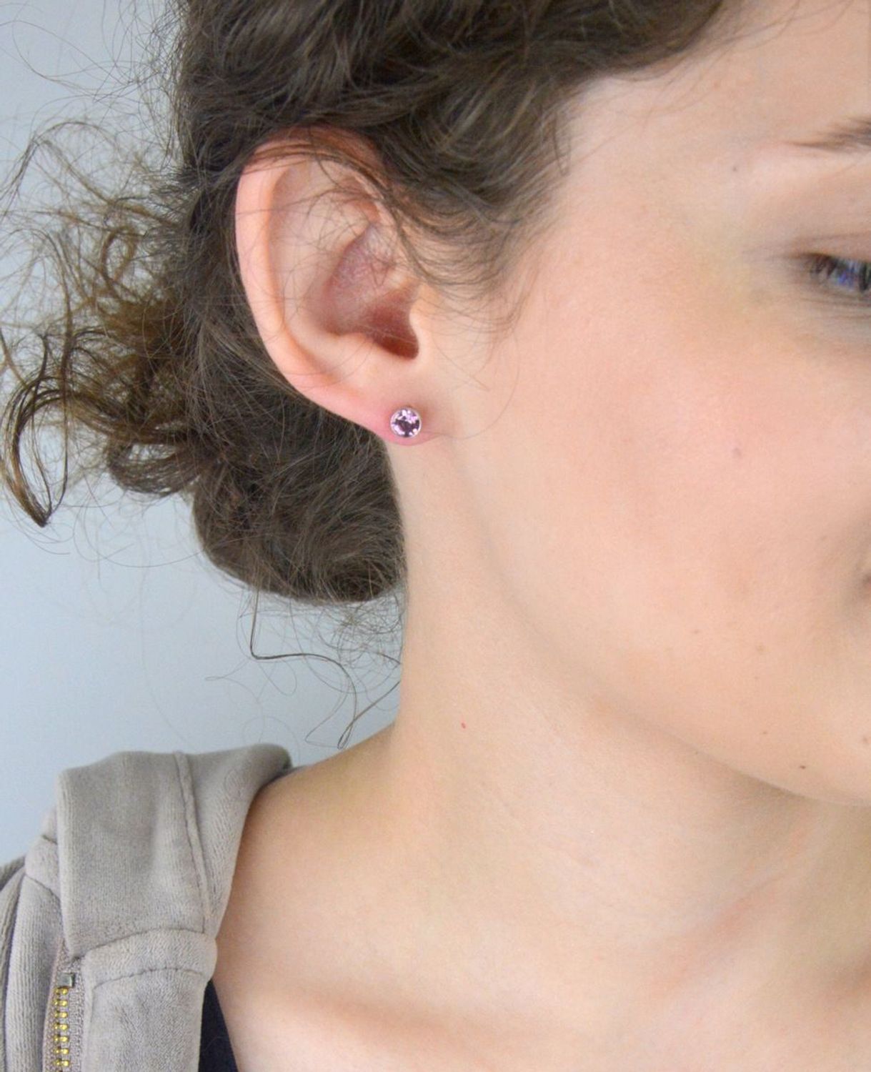 Kolczyki srebrne 925 z różową cyrkonią 6 mm, model DIA-KLC-6862-925, zapięcie na sztyft, waga 1,00 g. Elegancka i subtelna biżuteria dla kobiet.1.jpg