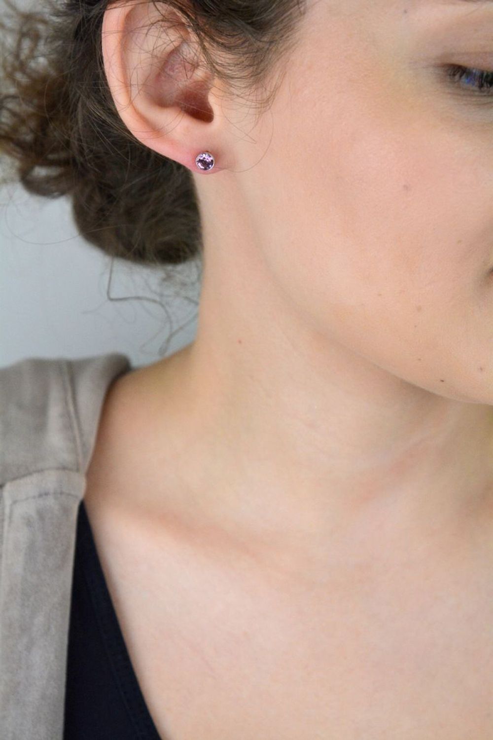 Kolczyki srebrne 925 z różową cyrkonią 6 mm, model DIA-KLC-6862-925, zapięcie na sztyft, waga 1,00 g. Elegancka i subtelna biżuteria dla kobiet.1.jpg