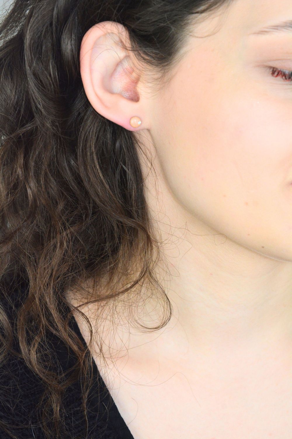 Delikatne srebrne kolczyki z morelową emalią i cyrkonią, wykonane ze srebra próby 925. Subtelny i kobiecy dodatek do codziennych i wyjątkowych stylizacji.1.jpg