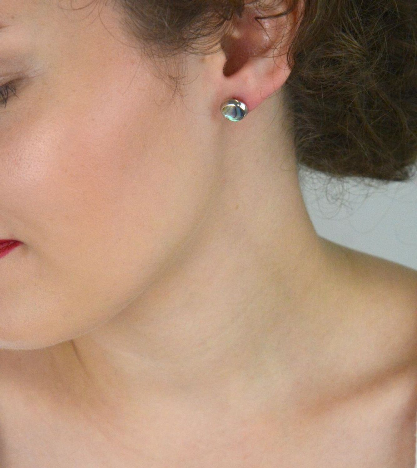 Delikatne kolczyki damskie srebrne próba 925, okrągłe z masą perłową. Wielkość 1,0 cm, waga 1,60 g, zapięcie na sztyft. Model DIA-KLC-6865-925.1.jpg