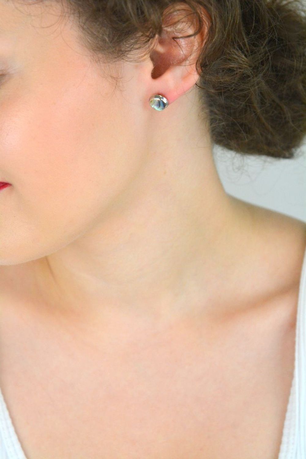 Delikatne kolczyki damskie srebrne próba 925, okrągłe z masą perłową. Wielkość 1,0 cm, waga 1,60 g, zapięcie na sztyft. Model DIA-KLC-6865-925.1.jpg