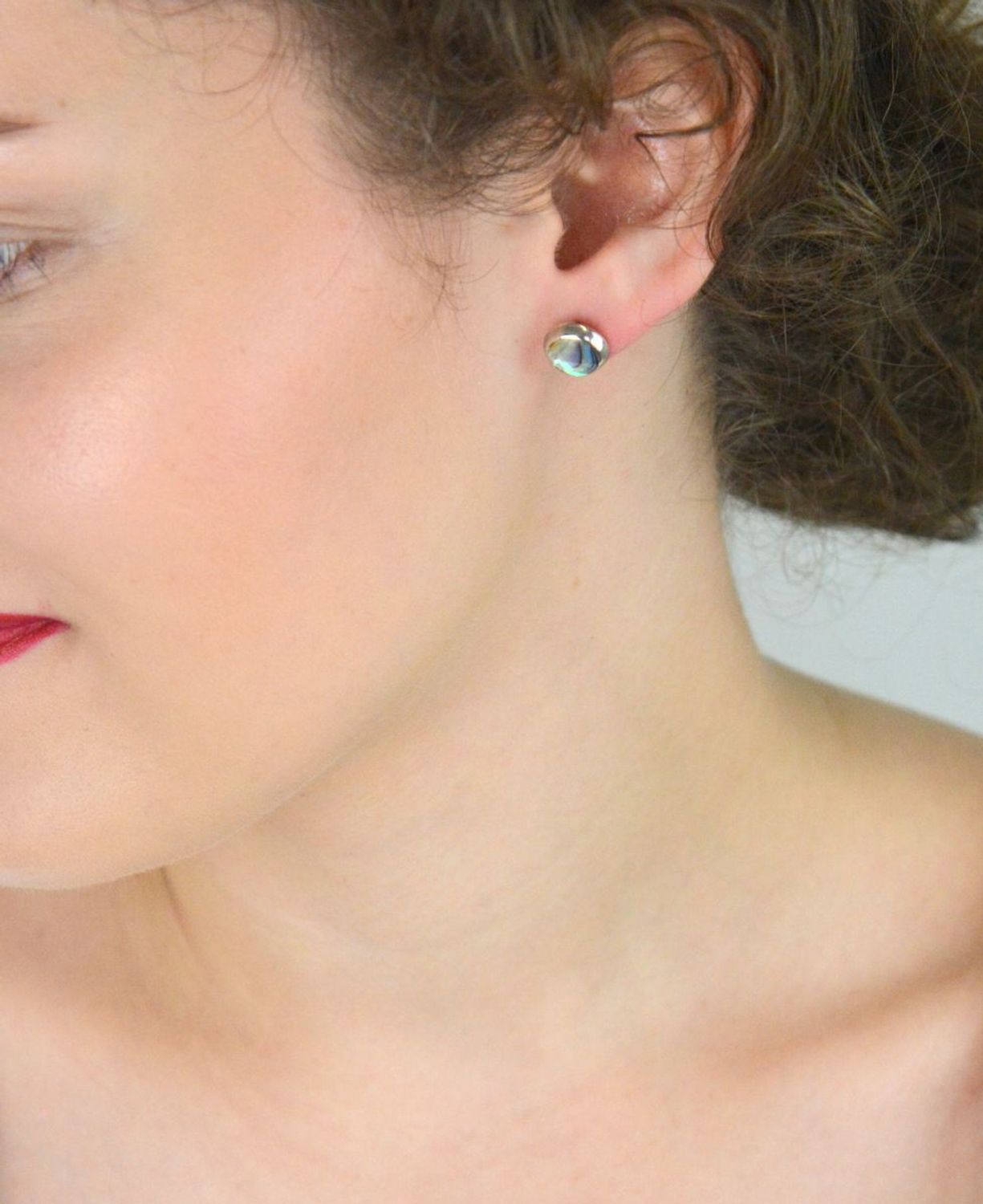 Delikatne kolczyki damskie srebrne próba 925, okrągłe z masą perłową. Wielkość 1,0 cm, waga 1,60 g, zapięcie na sztyft. Model DIA-KLC-6865-925.1.jpg