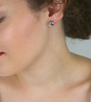 Delikatne kolczyki damskie srebrne próba 925, okrągłe z masą perłową. Wielkość 1,0 cm, waga 1,60 g, zapięcie na sztyft. Model DIA-KLC-6865-925 (1).JPG