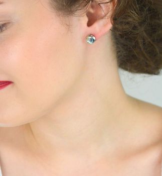 Delikatne kolczyki damskie srebrne próba 925, okrągłe z masą perłową. Wielkość 1,0 cm, waga 1,60 g, zapięcie na sztyft. Model DIA-KLC-6865-925 (2).JPG