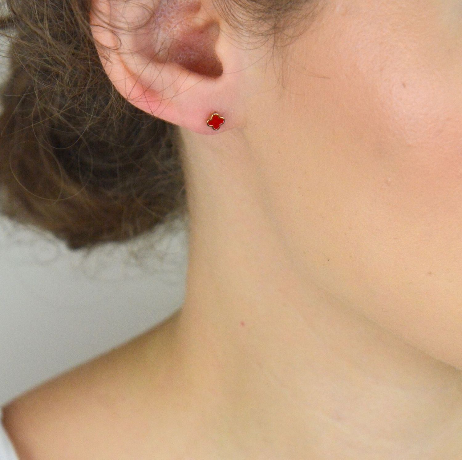 Dziecięce Kolczyki Wkrętki Srebrne 925 Pozłacane – Koniczynki z Czerwoną Emalią.jpg