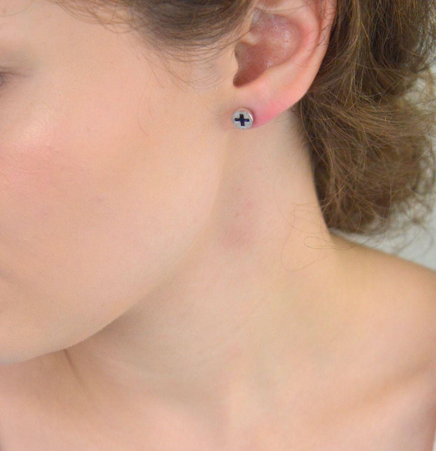 Kolczyki damskie srebrne 925 – DIA-KLC-6882-925. Okrągłe kolczyki z motywem krzyża i granatową cyrkonią, wielkość 7 mm, waga 1,40 g. Minimalistyczna biżuteria z przesłaniem – idealna na prezent..jpg