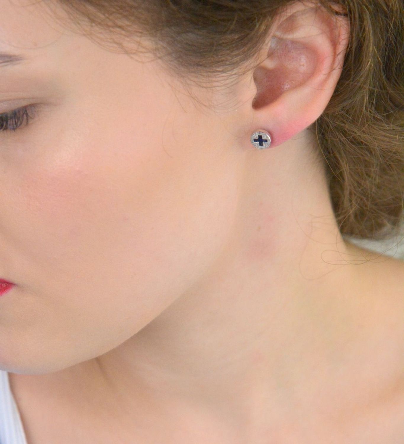 Kolczyki damskie srebrne 925 – DIA-KLC-6882-925. Okrągłe kolczyki z motywem krzyża i granatową cyrkonią, wielkość 7 mm, waga 1,40 g. Minimalistyczna biżuteria z przesłaniem – idealna na prezent..jpg