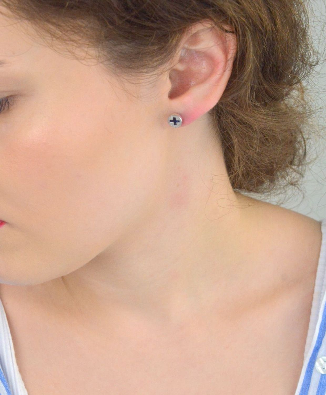 Kolczyki damskie srebrne 925 – DIA-KLC-6882-925. Okrągłe kolczyki z motywem krzyża i granatową cyrkonią, wielkość 7 mm, waga 1,40 g. Minimalistyczna biżuteria z przesłaniem – idealna na prezent..jpg