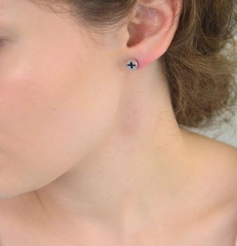 Kolczyki damskie srebrne 925 – DIA-KLC-6882-925. Okrągłe kolczyki z motywem krzyża i granatową cyrkonią, wielkość 7 mm, waga 1,40 g. Minimalistyczna biżuteria z przesłaniem – idealna na prezent (1).JPG