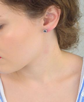 Kolczyki damskie srebrne 925 – DIA-KLC-6882-925. Okrągłe kolczyki z motywem krzyża i granatową cyrkonią, wielkość 7 mm, waga 1,40 g. Minimalistyczna biżuteria z przesłaniem – idealna na prezent (3).JPG