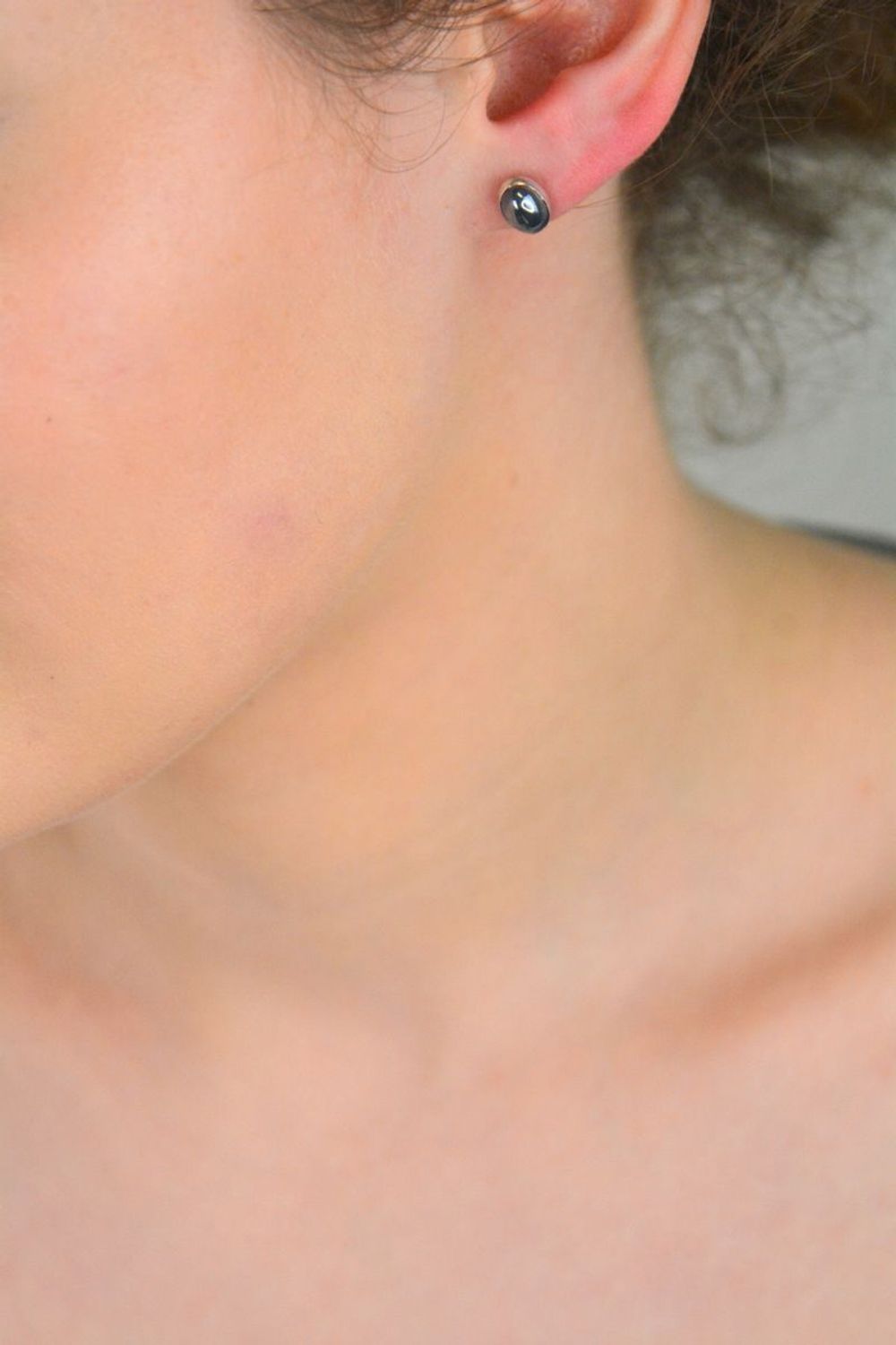 Kolczyki srebrne próba 925 krzem DIA-KLC-6884-925 Kolczyki srebrne owalne z krzemem (model DIA-KLC-6884-925) to elegancka biżuteria, która łączy klasykę z naturalnym pięknem kamienia1.jpg