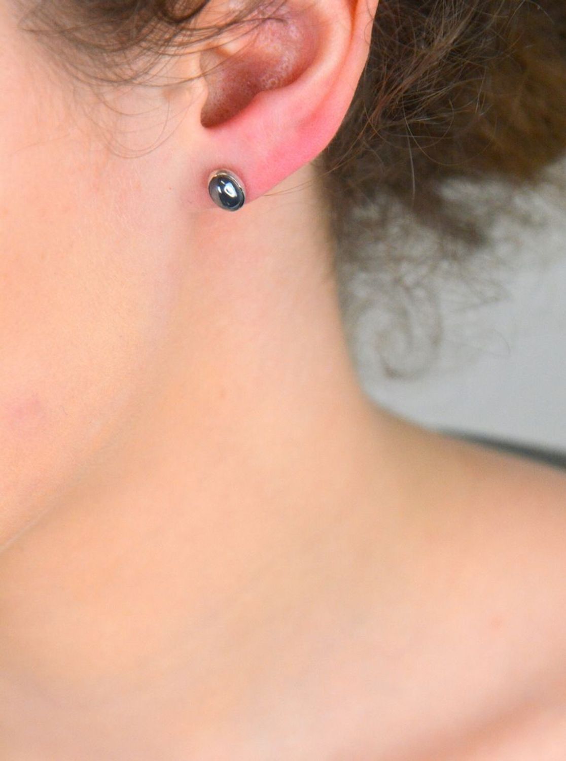 Kolczyki srebrne próba 925 krzem DIA-KLC-6884-925 Kolczyki srebrne owalne z krzemem (model DIA-KLC-6884-925) to elegancka biżuteria, która łączy klasykę z naturalnym pięknem kamienia1.jpg