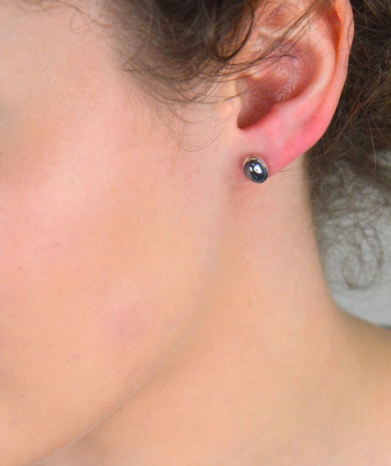 Kolczyki srebrne próba 925 krzem DIA-KLC-6884-925 Kolczyki srebrne owalne z krzemem (model DIA-KLC-6884-925) to elegancka biżuteria, która łączy klasykę z naturalnym pięknem kamienia1.jpg