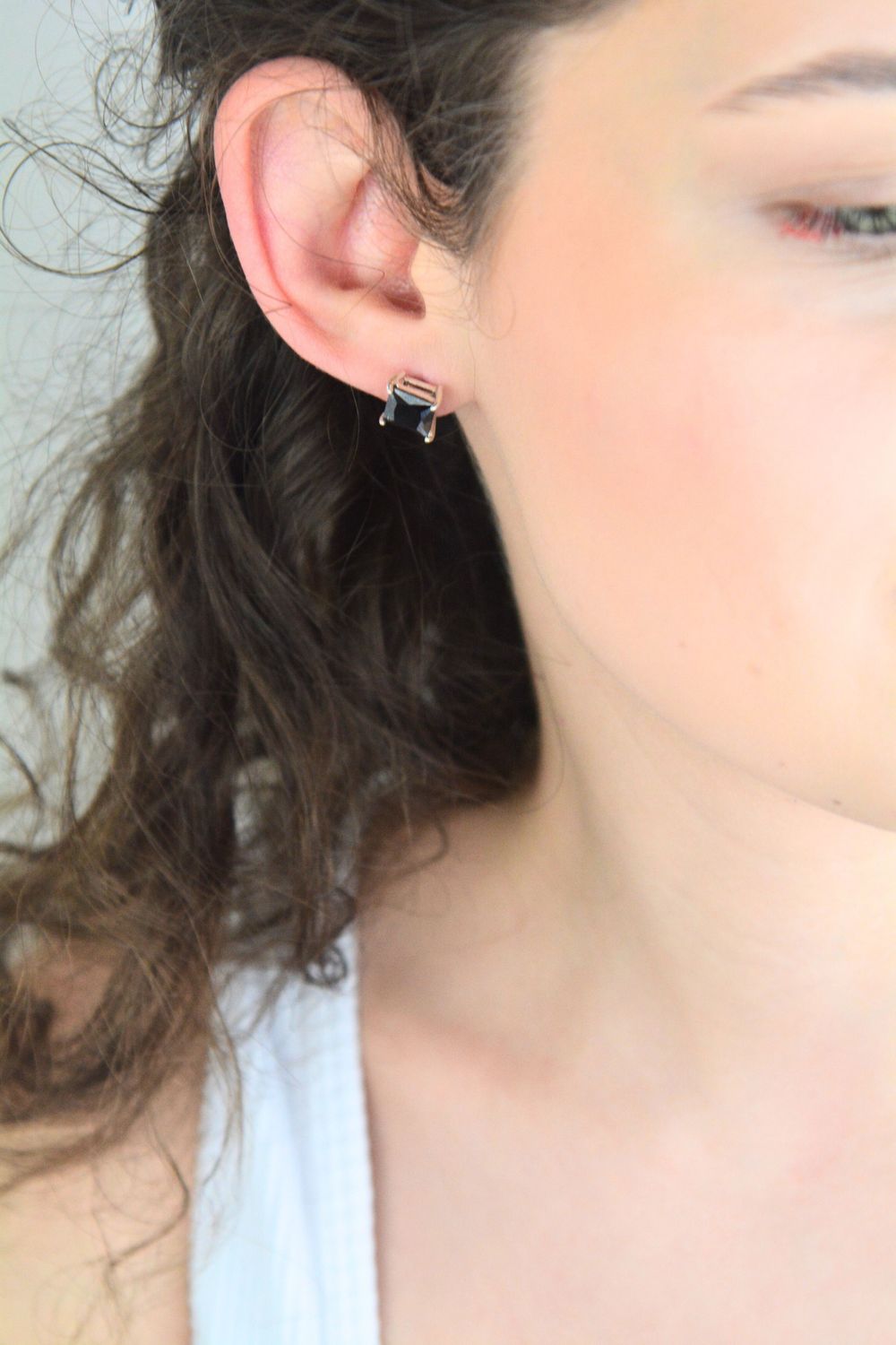 Stylowe srebrne kolczyki z czarną cyrkonią, wykonane ze srebra próby 925. Ponadczasowa elegancja, idealne na co dzień i na wyjątkowe okazje.1.jpg