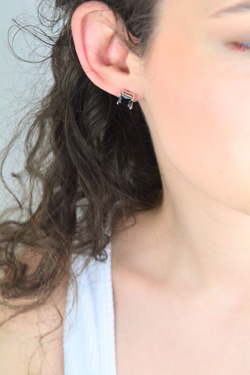 Stylowe srebrne kolczyki z czarną cyrkonią, wykonane ze srebra próby 925. Ponadczasowa elegancja, idealne na co dzień i na wyjątkowe okazje.1.jpg