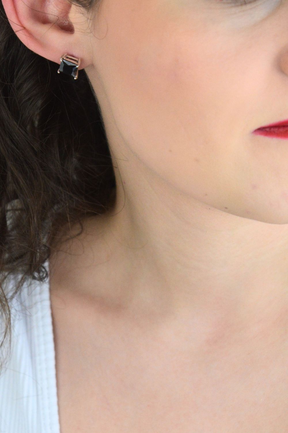 Stylowe srebrne kolczyki z czarną cyrkonią, wykonane ze srebra próby 925. Ponadczasowa elegancja, idealne na co dzień i na wyjątkowe okazje.1.jpg