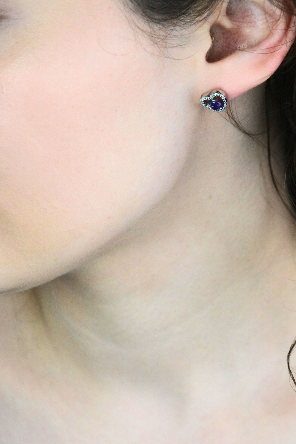 Kolczyki srebrne 925 DIA-KLC-6886-925 – serca z fioletową i białą cyrkonią, 1 cm.jpg