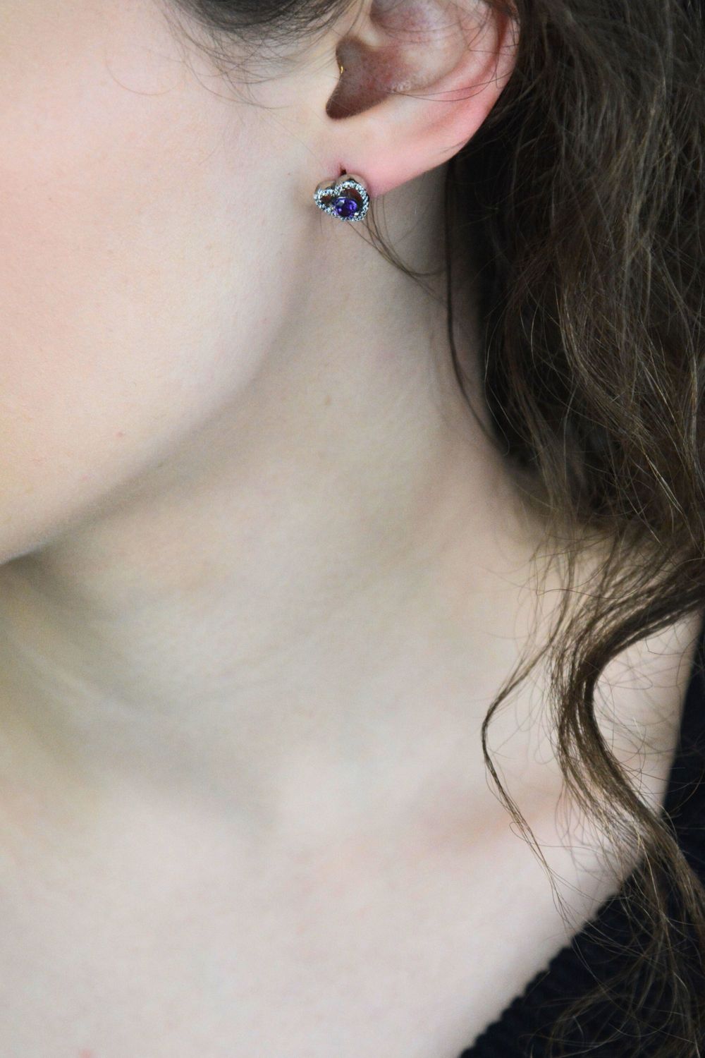 Kolczyki srebrne 925 DIA-KLC-6886-925 – serca z fioletową i białą cyrkonią, 1 cm.jpg