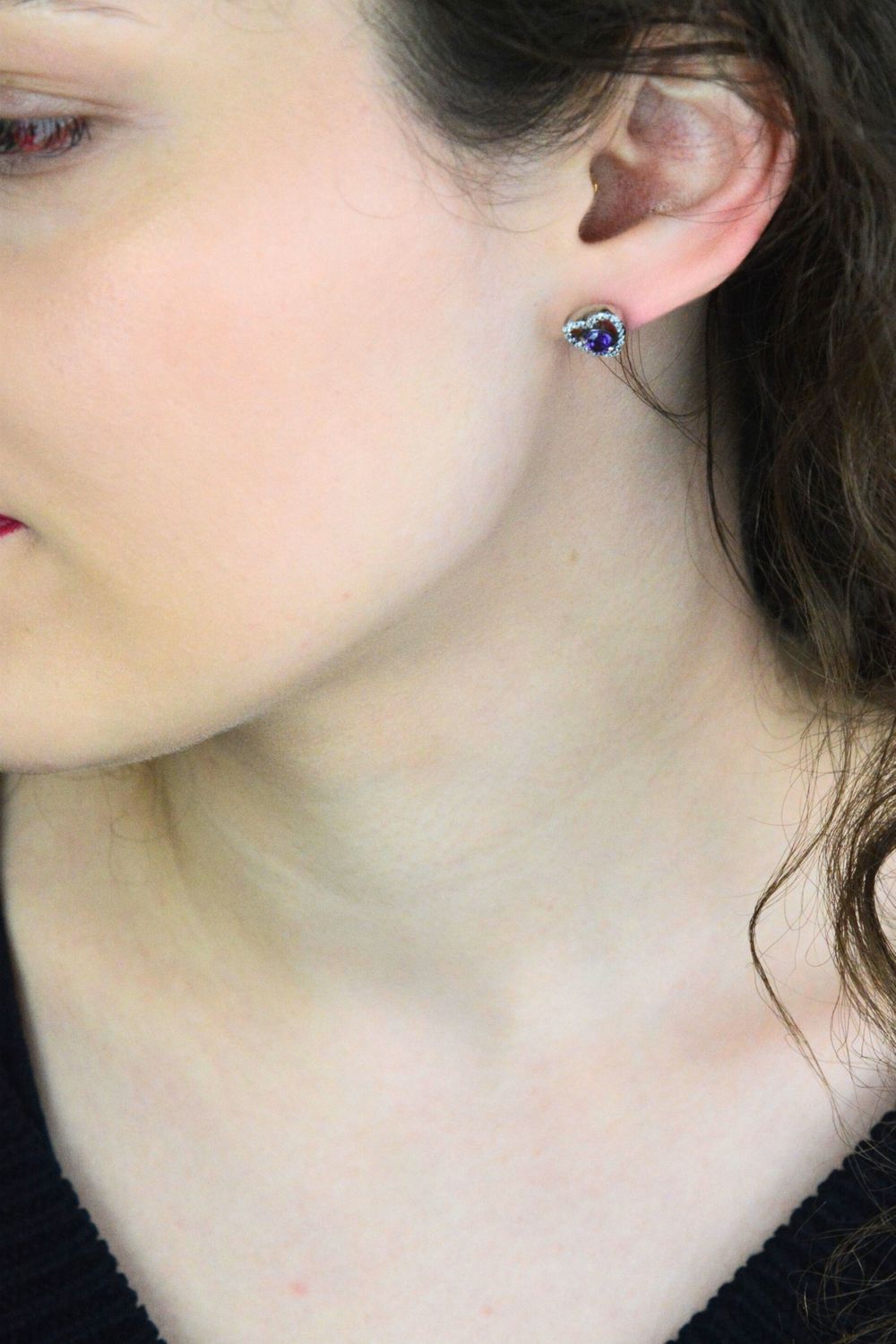 Kolczyki srebrne 925 DIA-KLC-6886-925 – serca z fioletową i białą cyrkonią, 1 cm.jpg