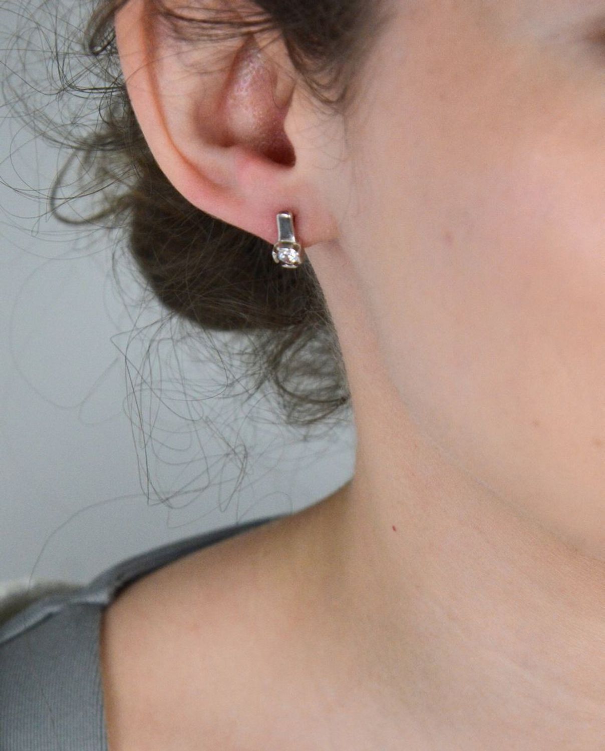 Kolczyki srebrne z cyrkonią próba 925, DIA-KLC-6889-925 Kolczyki srebrne z cyrkonią (model DIA-KLC-6889-925) to ponadczasowy wybór dla kobiet, które cenią elegancję i subtelny blask. 1.jpg