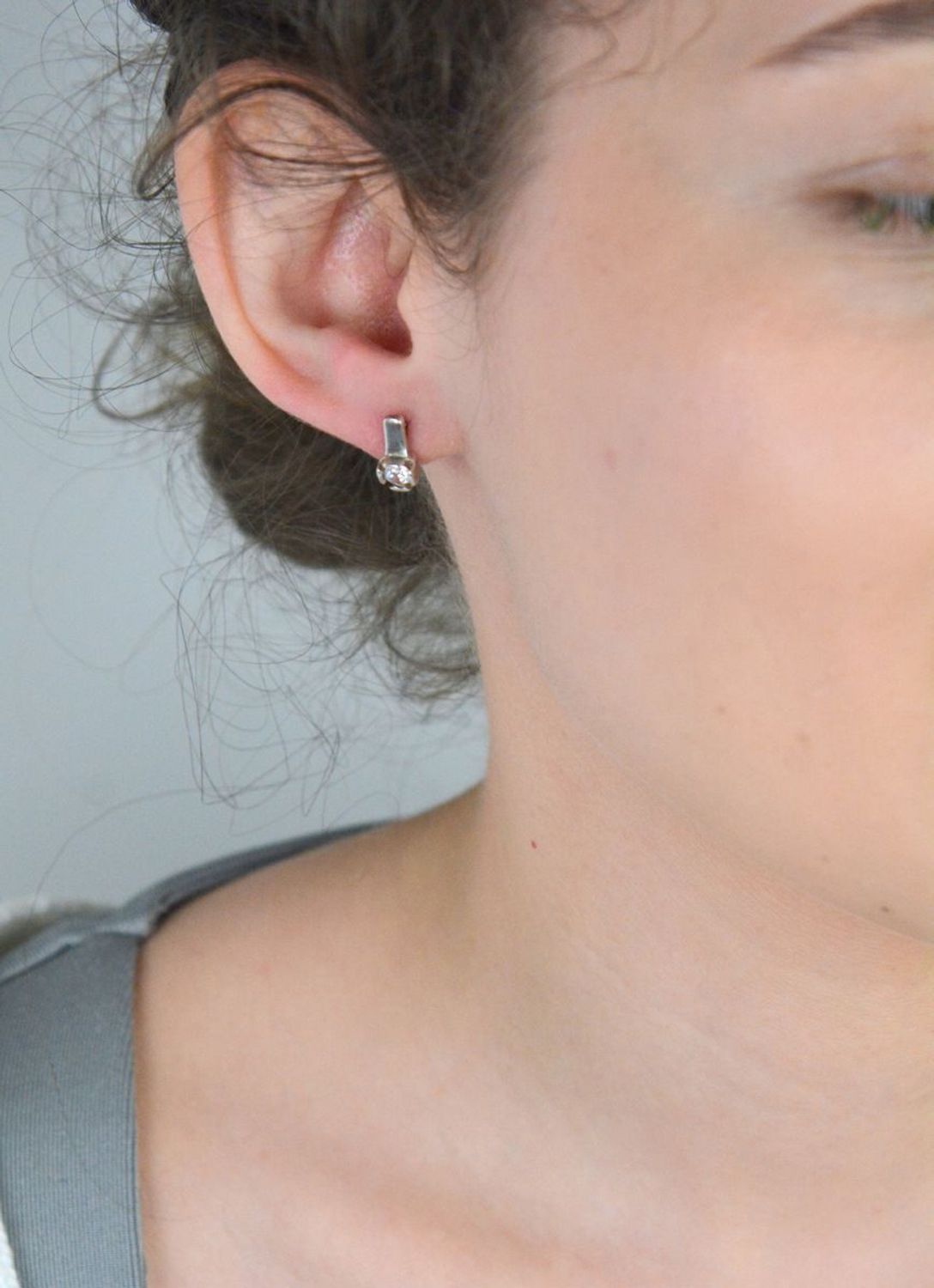 Kolczyki srebrne z cyrkonią próba 925, DIA-KLC-6889-925 Kolczyki srebrne z cyrkonią (model DIA-KLC-6889-925) to ponadczasowy wybór dla kobiet, które cenią elegancję i subtelny blask. 1.jpg