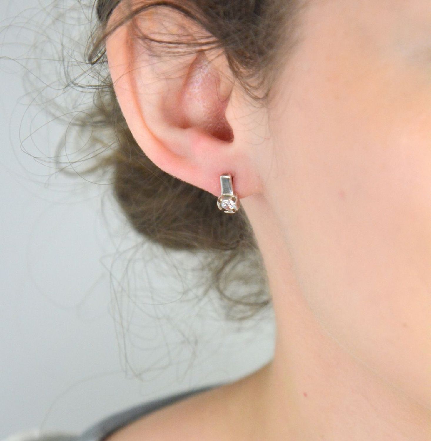 Kolczyki srebrne z cyrkonią próba 925, DIA-KLC-6889-925 Kolczyki srebrne z cyrkonią (model DIA-KLC-6889-925) to ponadczasowy wybór dla kobiet, które cenią elegancję i subtelny blask. 1.jpg