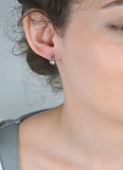 Kolczyki srebrne z cyrkonią próba 925, DIA-KLC-6889-925 Kolczyki srebrne z cyrkonią (model DIA-KLC-6889-925) to ponadczasowy wybór dla kobiet, które cenią elegancję i subtelny blask (2).JPG