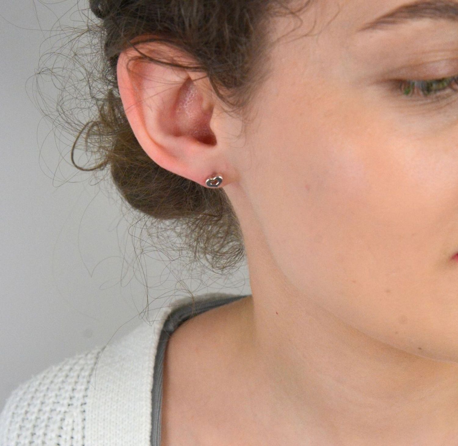 Kolczyki srebrne próba 925 serca DIA-KLC-6891-925 Kolczyki srebrne próba 925 w kształcie serca (model DIA-KLC-6891-925) to wyjątkowy wybór dla miłośniczek subtelnej elegancji. 1.jpg