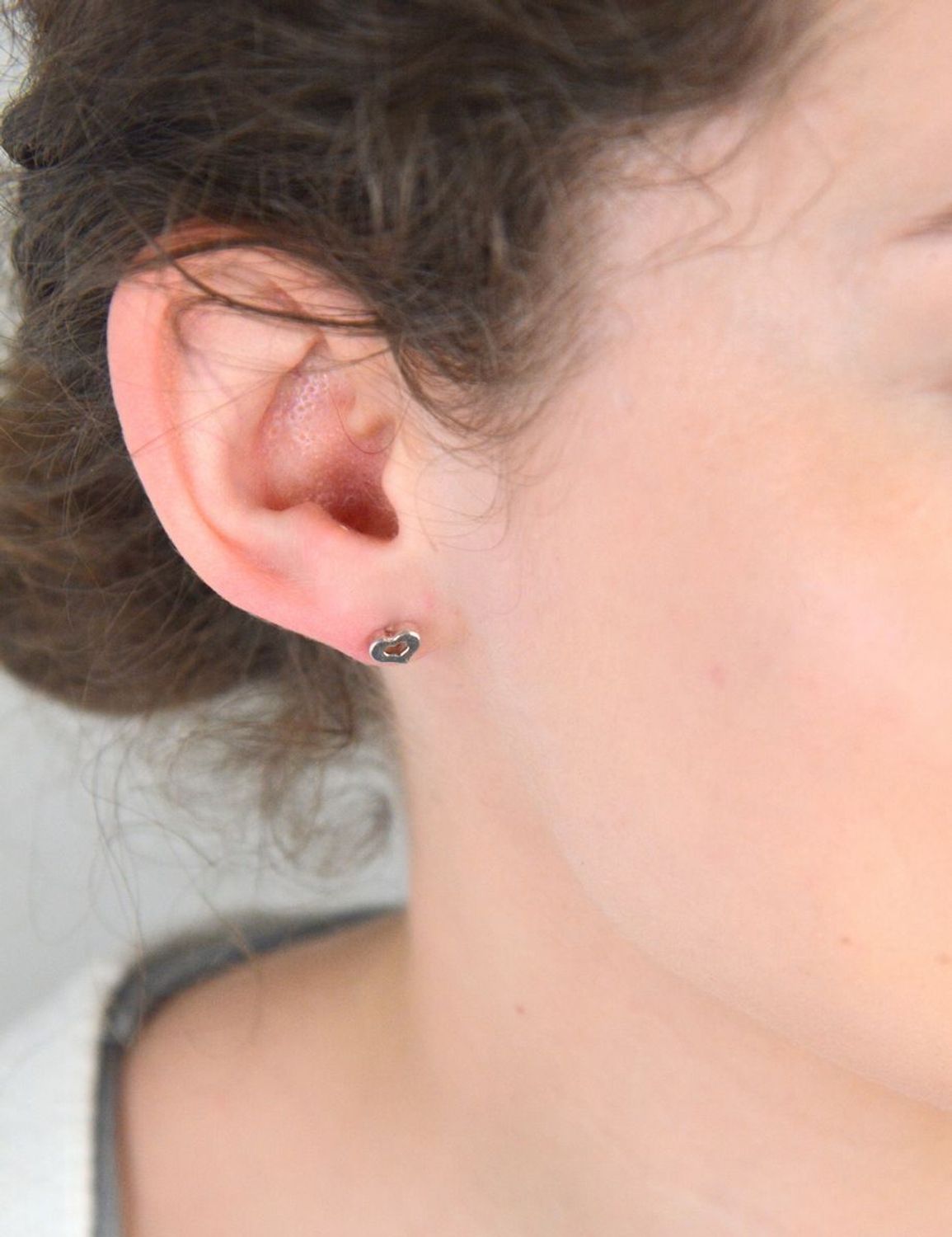 Kolczyki srebrne próba 925 serca DIA-KLC-6891-925 Kolczyki srebrne próba 925 w kształcie serca (model DIA-KLC-6891-925) to wyjątkowy wybór dla miłośniczek subtelnej elegancji. 1.jpg