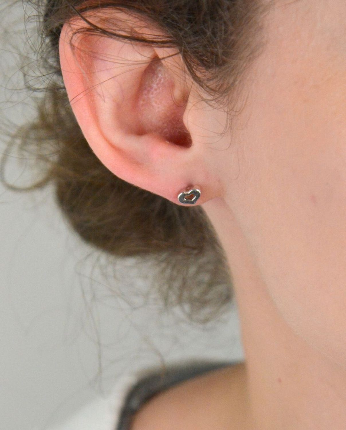 Kolczyki srebrne próba 925 serca DIA-KLC-6891-925 Kolczyki srebrne próba 925 w kształcie serca (model DIA-KLC-6891-925) to wyjątkowy wybór dla miłośniczek subtelnej elegancji. 1.jpg