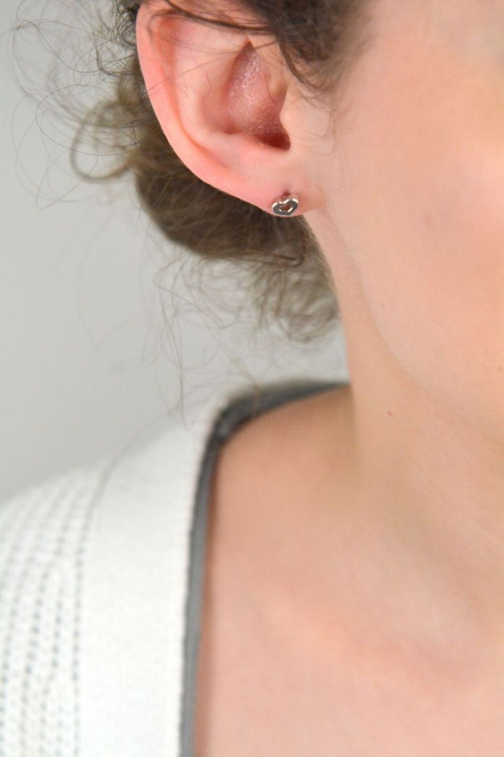 Kolczyki srebrne próba 925 serca DIA-KLC-6891-925 Kolczyki srebrne próba 925 w kształcie serca (model DIA-KLC-6891-925) to wyjątkowy wybór dla miłośniczek subtelnej elegancji. 1.jpg